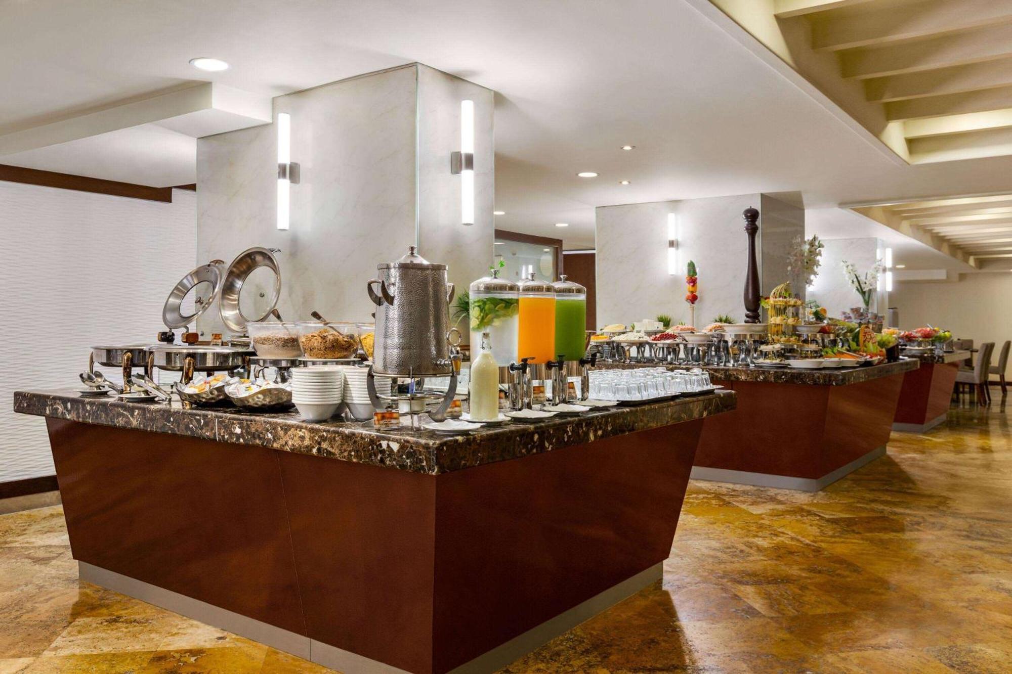 Grand Regency Doha, Trademark Collection By Wyndham Exterior photo The buffet at the hotel