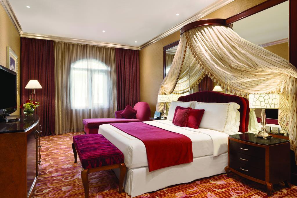 Grand Regency Doha, Trademark Collection By Wyndham Exterior photo A bedroom at the Jumeirah Emirates Towers Hotel