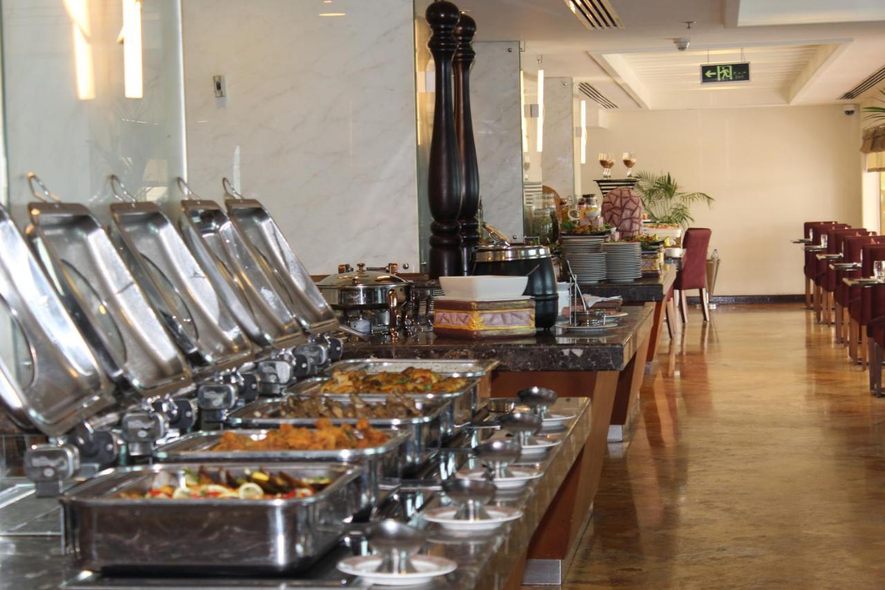 Grand Regency Doha, Trademark Collection By Wyndham Exterior photo A buffet at a hotel